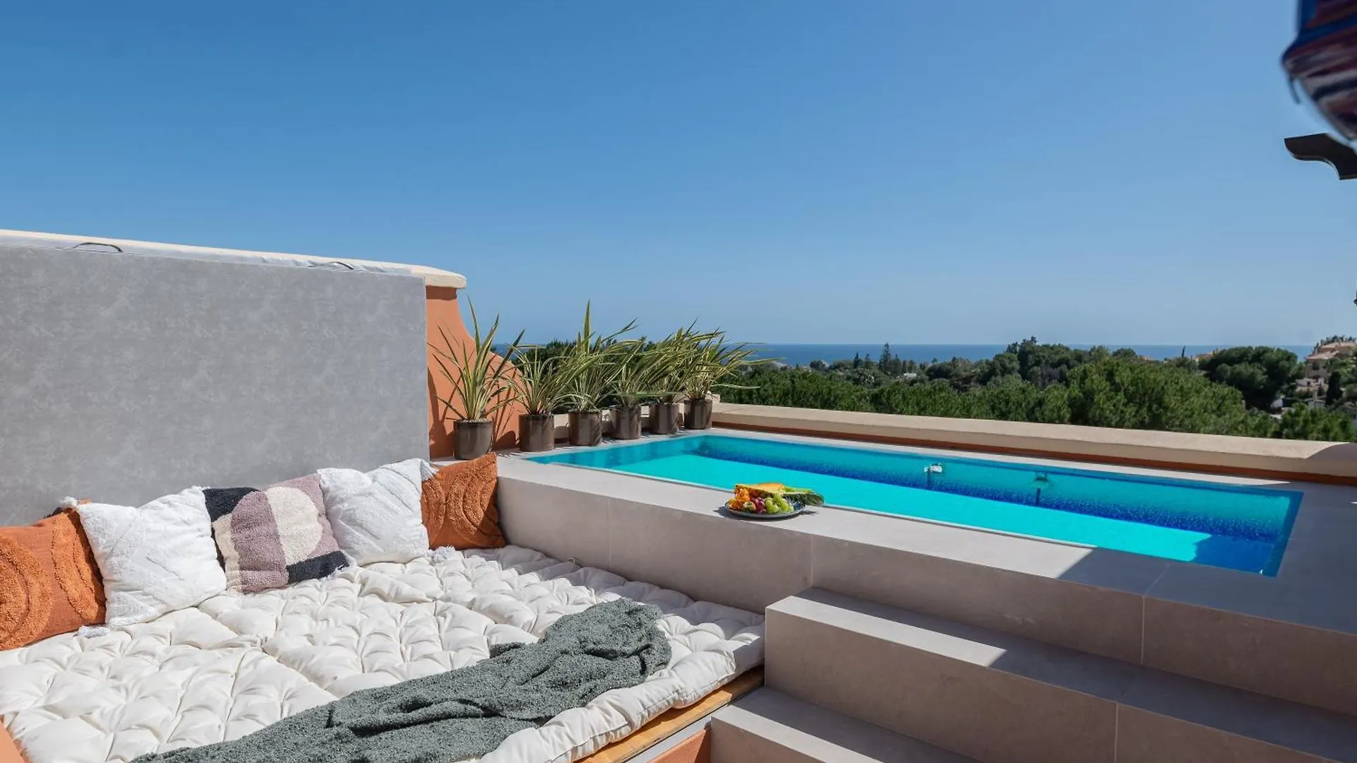 Luxury 3 Bdrm Apt With Private Pool And Stunning Sea Views 마르베야 아파트