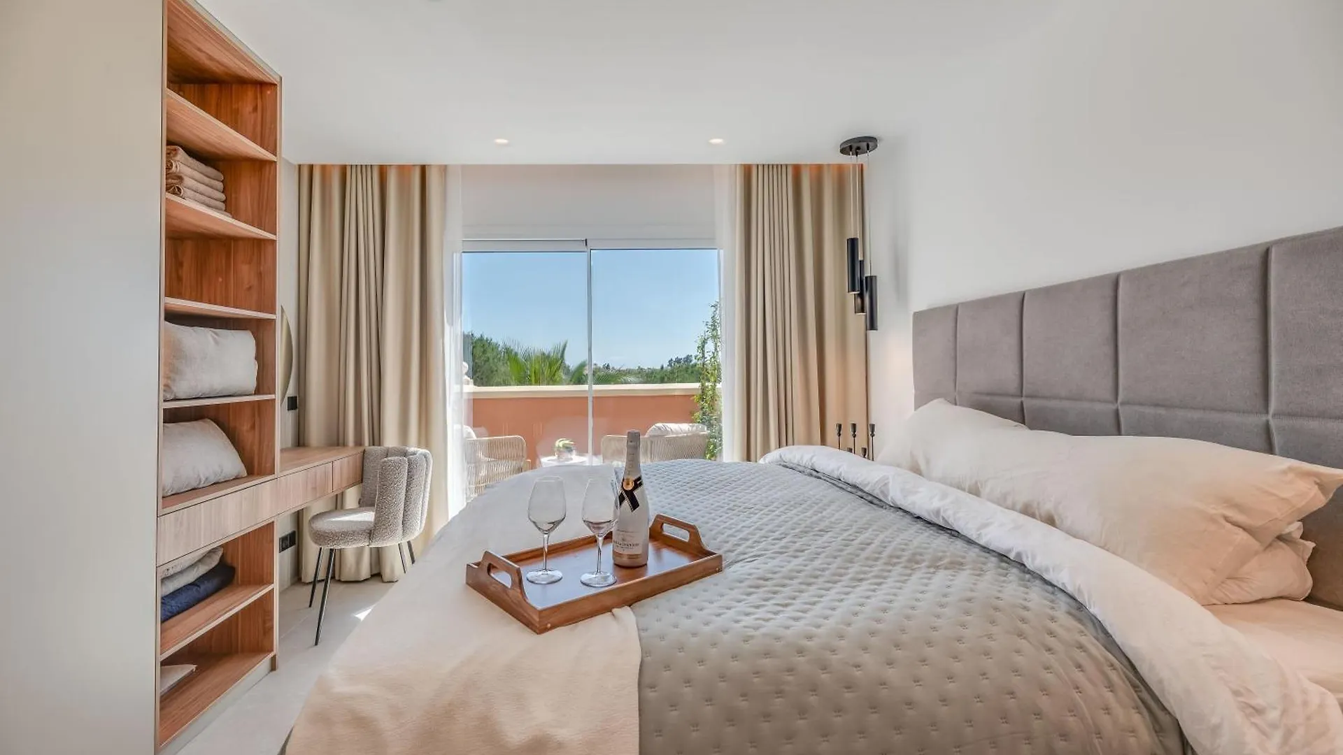 Luxury 3 Bdrm Apt With Private Pool And Stunning Sea Views 마르베야 아파트