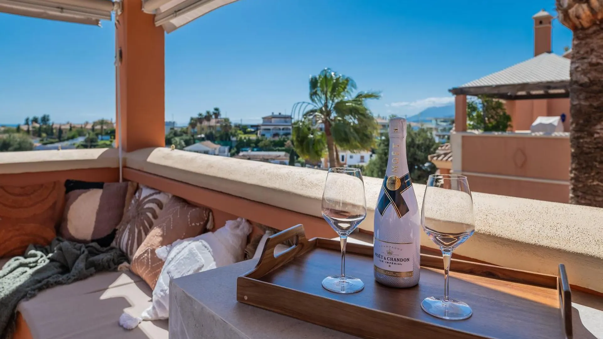 Luxury 3 Bdrm Apt With Private Pool And Stunning Sea Views 마르베야 0*,  스페인