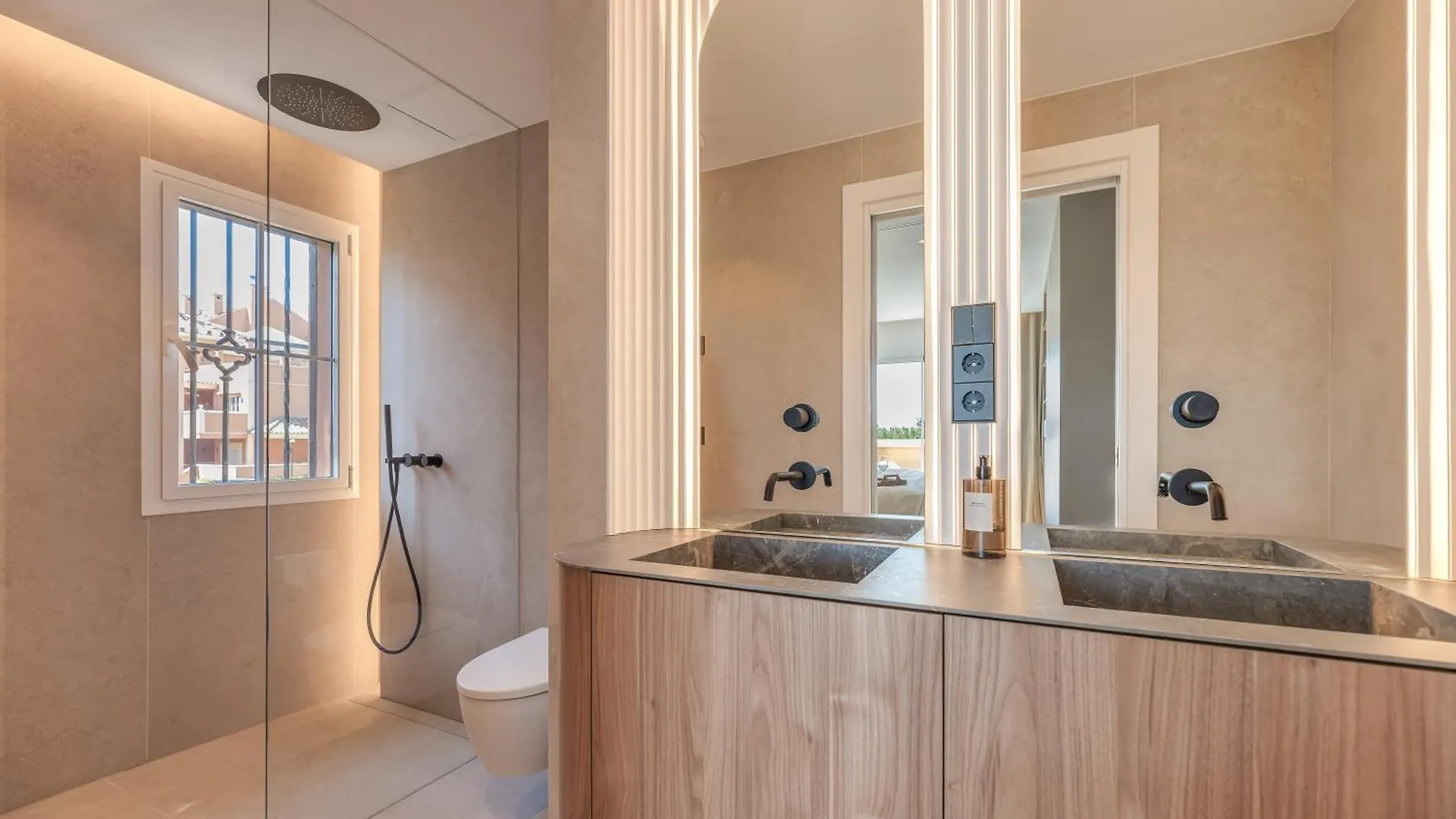 Luxury 3 Bdrm Apt With Private Pool And Stunning Sea Views 마르베야 아파트